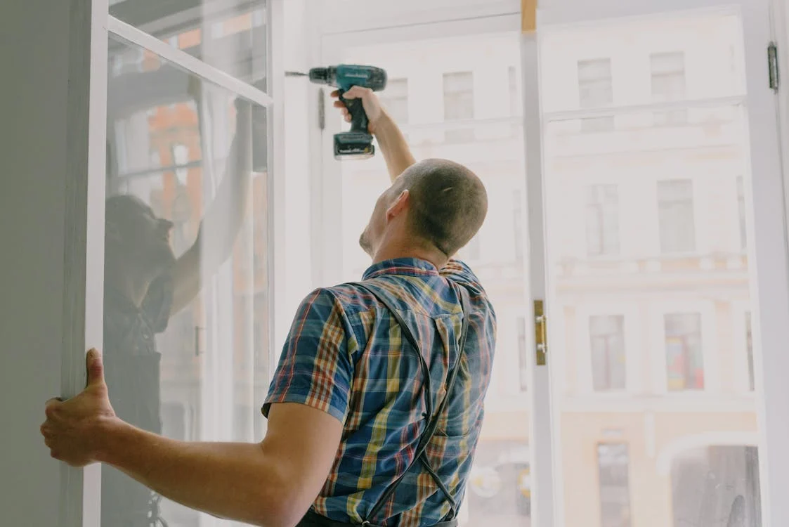 How Do I Know When a Window Screen Needs Repairede